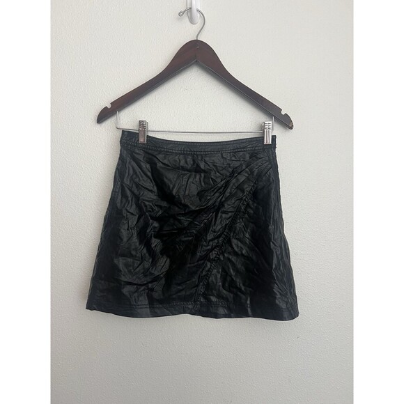 Free People Fake Out Black Faux Leather Mini Skirt Size 2 Mob Wife Grunge Goth - Picture 3 of 7